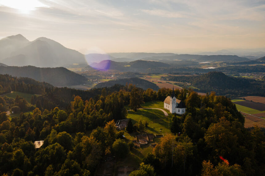 Beitragsbild zu: Der Hemmaberg vertritt Kärnten bei „9 Plätze -9 Schätze“ und kämpft um den Sieg als schönster Platz Österreichs 2020.